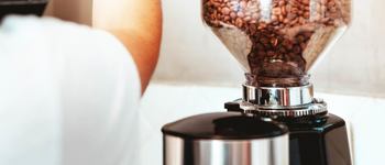 Jak wyczyścić młynek do kawy ekspresie?